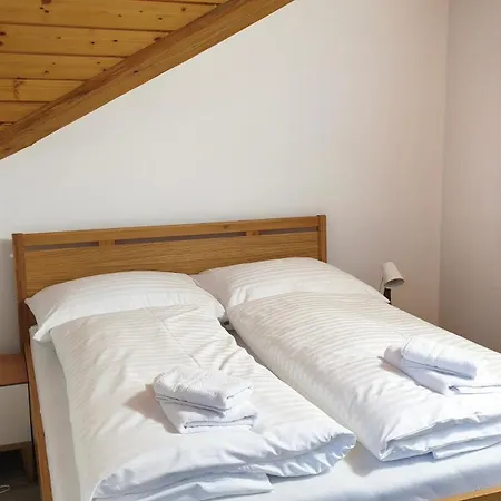 Grizzly House בית הארחה *